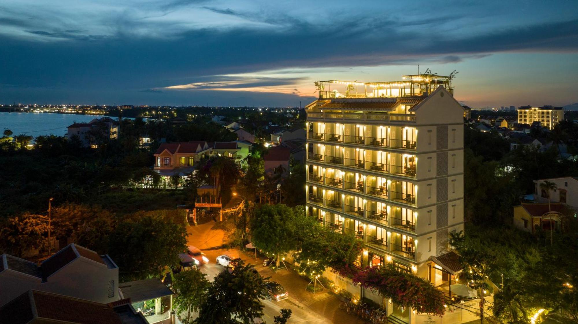 Cozy Savvy Boutique Hotel Hoi An Exterior foto The hotel at night