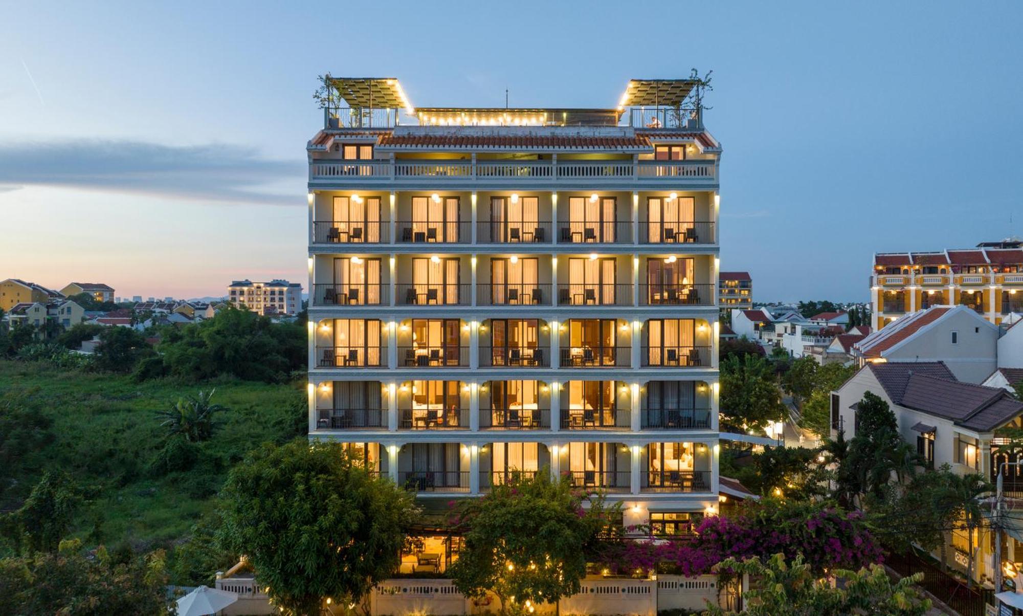 Cozy Savvy Boutique Hotel Hoi An Exterior foto The hotel at night