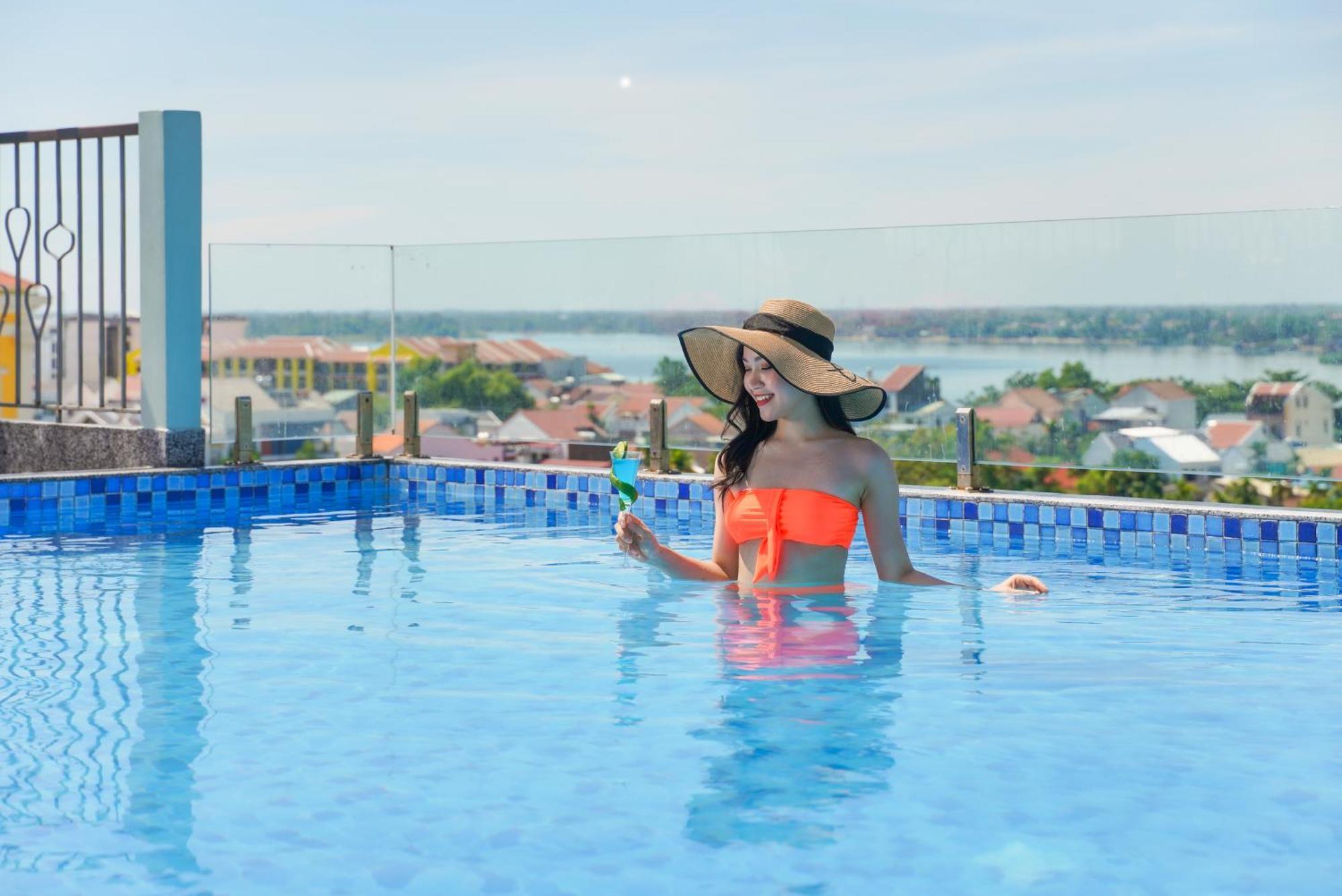 Cozy Savvy Boutique Hotel Hoi An Exterior foto A woman in a swimming pool