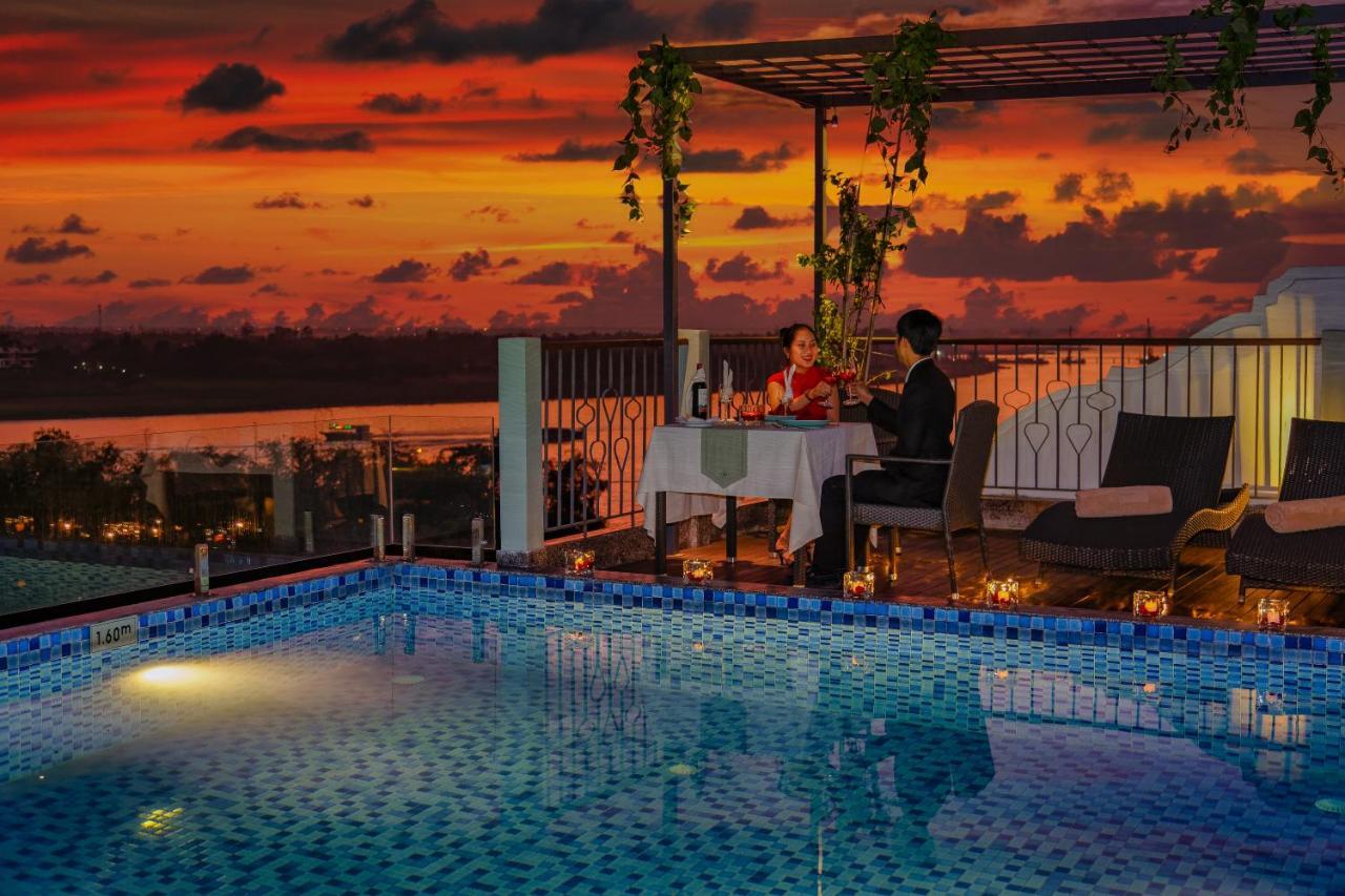 Cozy Savvy Boutique Hotel Hoi An Exterior foto Rooftop pool at the hotel