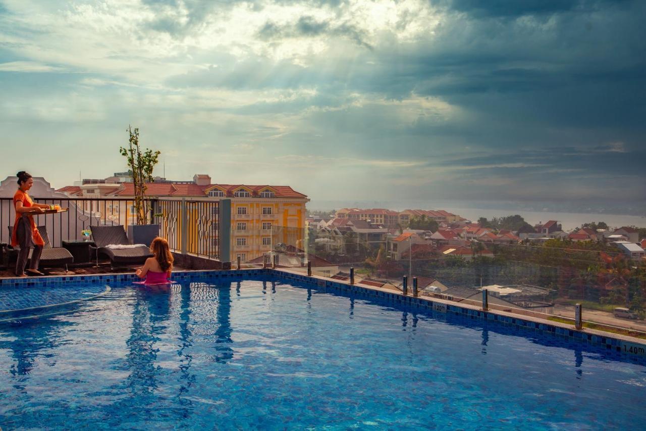 Cozy Savvy Boutique Hotel Hoi An Exterior foto Rooftop pool at the hotel