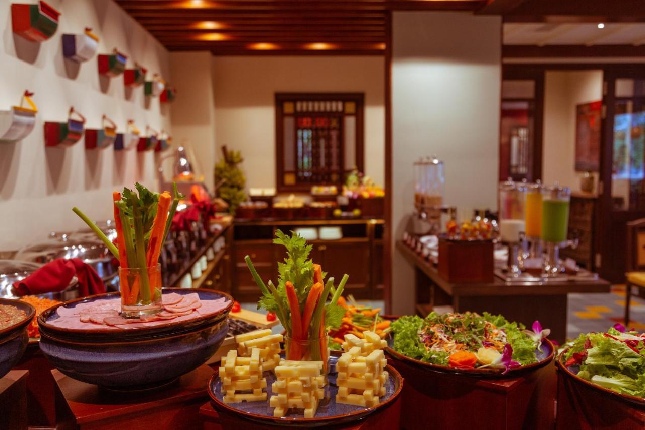Cozy Savvy Boutique Hotel Hoi An Exterior foto A buffet at a hotel